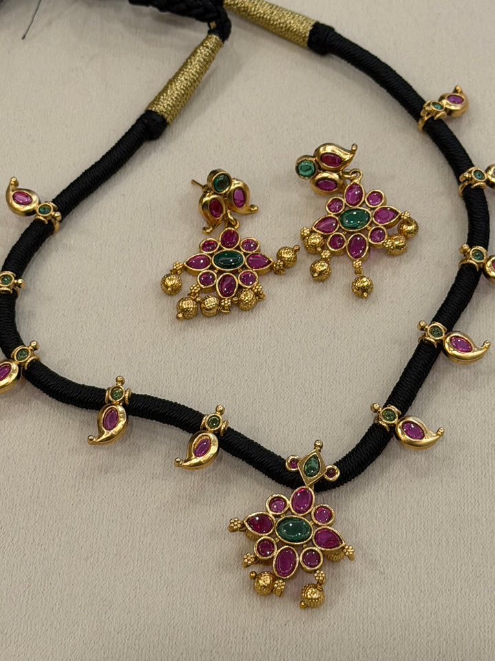 Black-threaded Kemp necklace with a stunning Kemp pendant, mango stone embellishments and matching drop earrings.