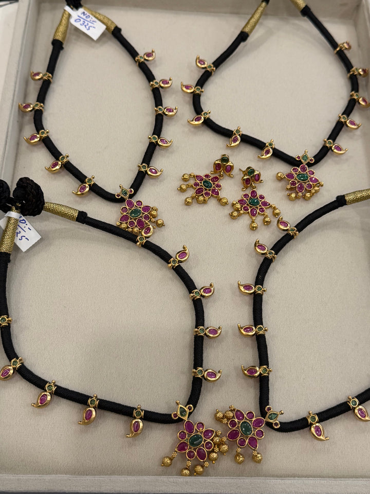 Black-threaded Kemp necklace with a stunning Kemp pendant, mango stone embellishments and matching drop earrings.