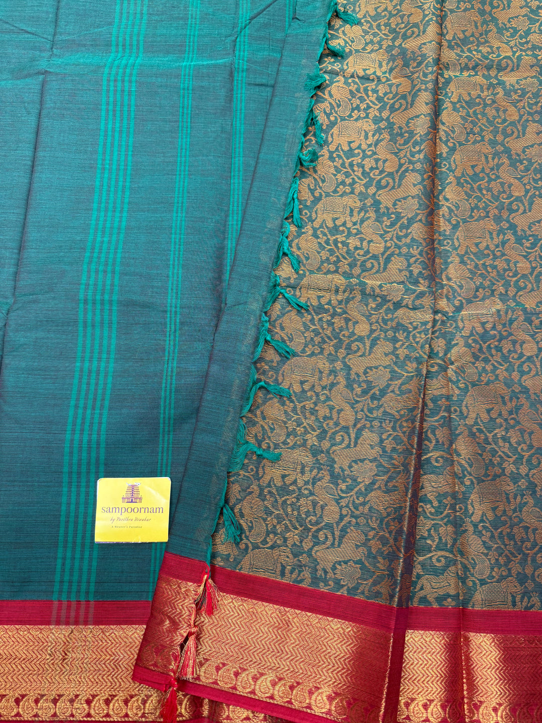 Green with Red , Rich Vanasingaram thread motif in the body , Traditional borders and Plain Pallu Chettinad Cottton Saree