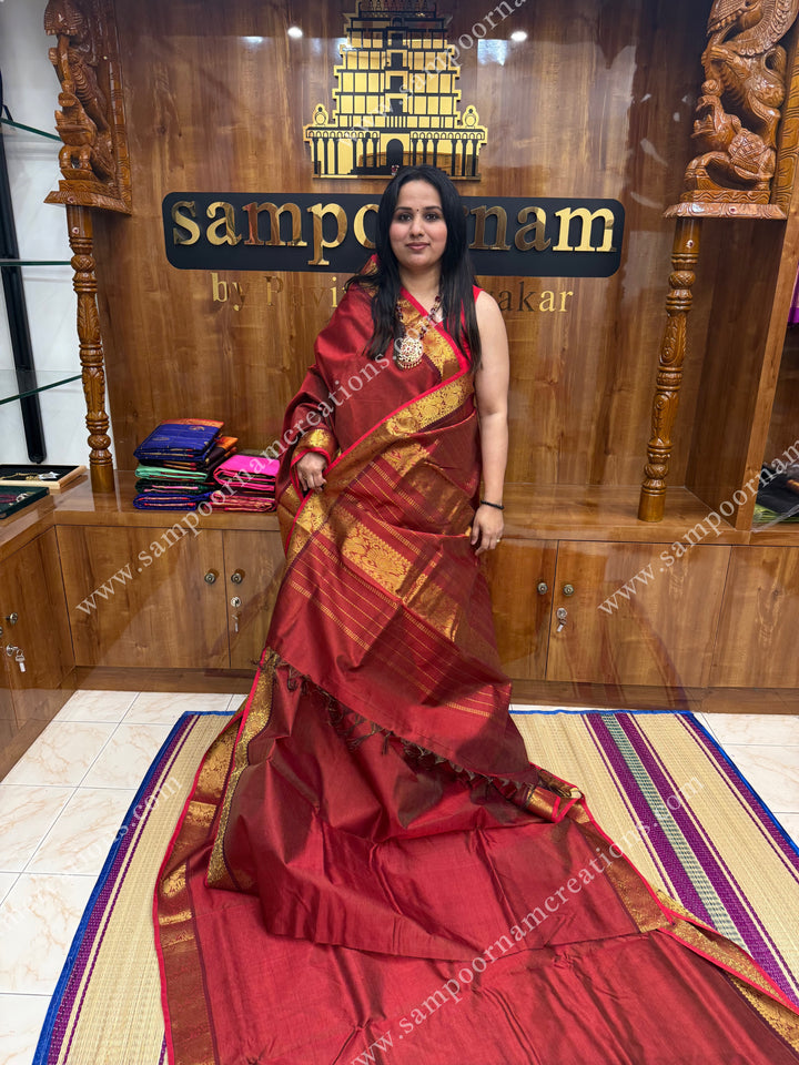 Maroon , Red Selvedge , Vairaoosi Zari Lines in the body , traditional borders and rich Pallu ,Ten Yards Silk Cotton Saree