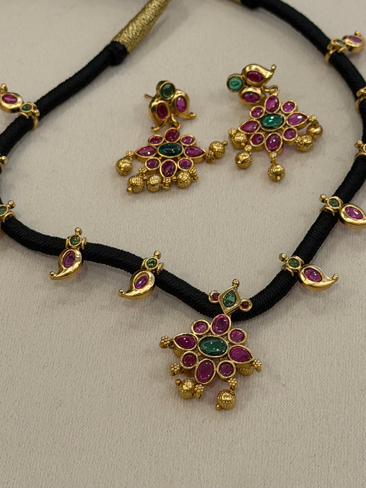 Black-threaded Kemp necklace with a stunning Kemp pendant, mango stone embellishments and matching drop earrings.