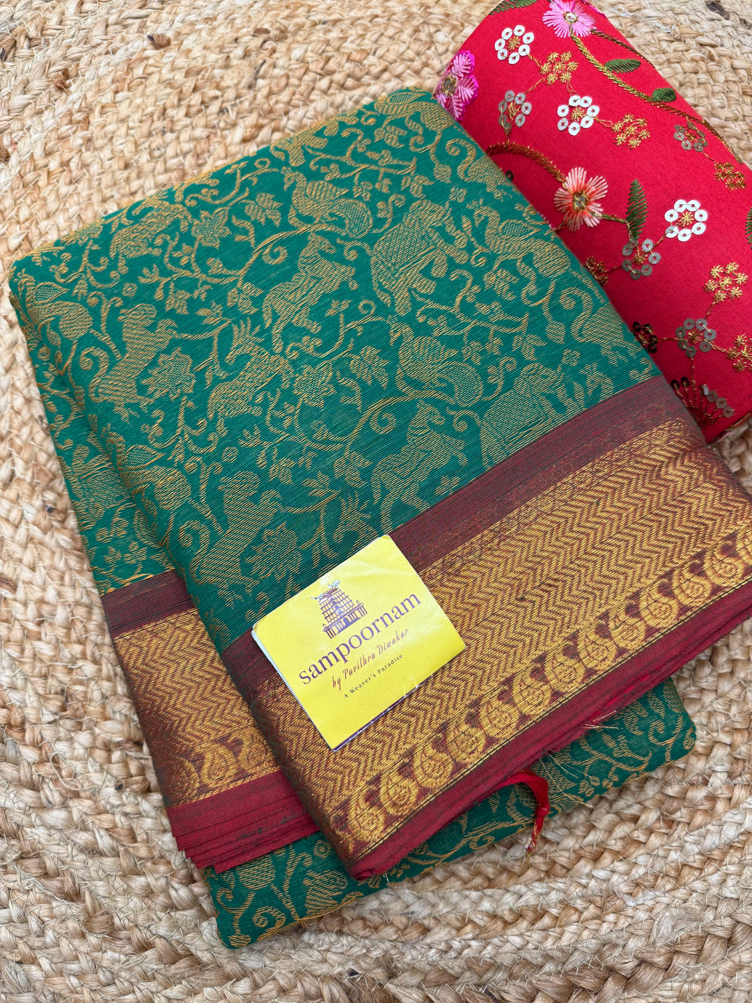 Leaf Green with Maroon , Rich Vanasingaram thread motif in the body , Traditional borders and Plain Pallu Chettinad Cottton Saree