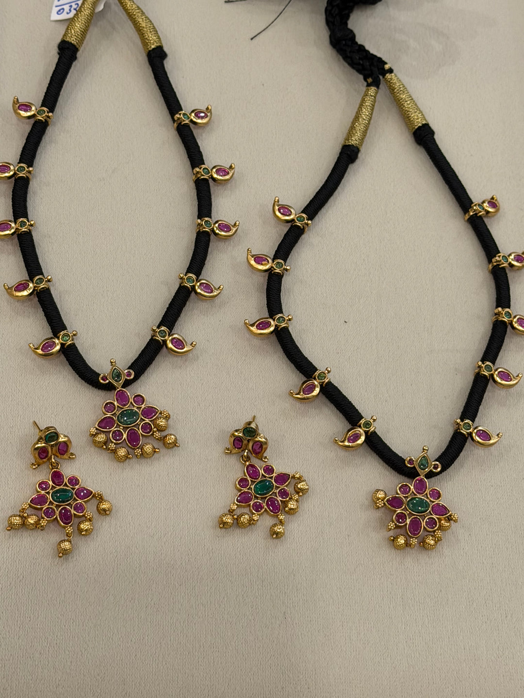 Black-threaded Kemp necklace with a stunning Kemp pendant, mango stone embellishments and matching drop earrings.