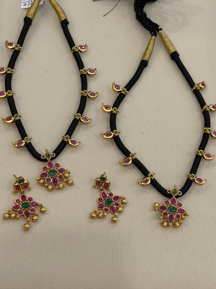 Black-threaded Kemp necklace with a stunning Kemp pendant, mango stone embellishments and matching drop earrings.