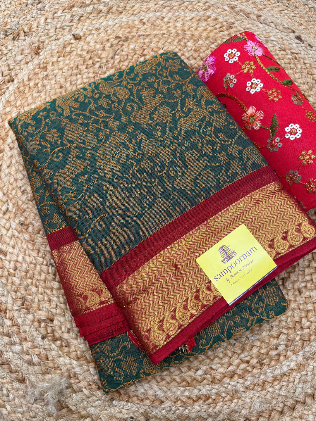 Green with Red , Rich Vanasingaram thread motif in the body , Traditional borders and Plain Pallu Chettinad Cottton Saree