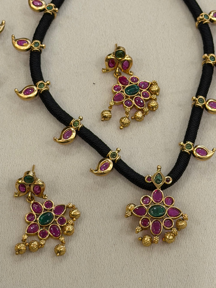 Black-threaded Kemp necklace with a stunning Kemp pendant, mango stone embellishments and matching drop earrings.