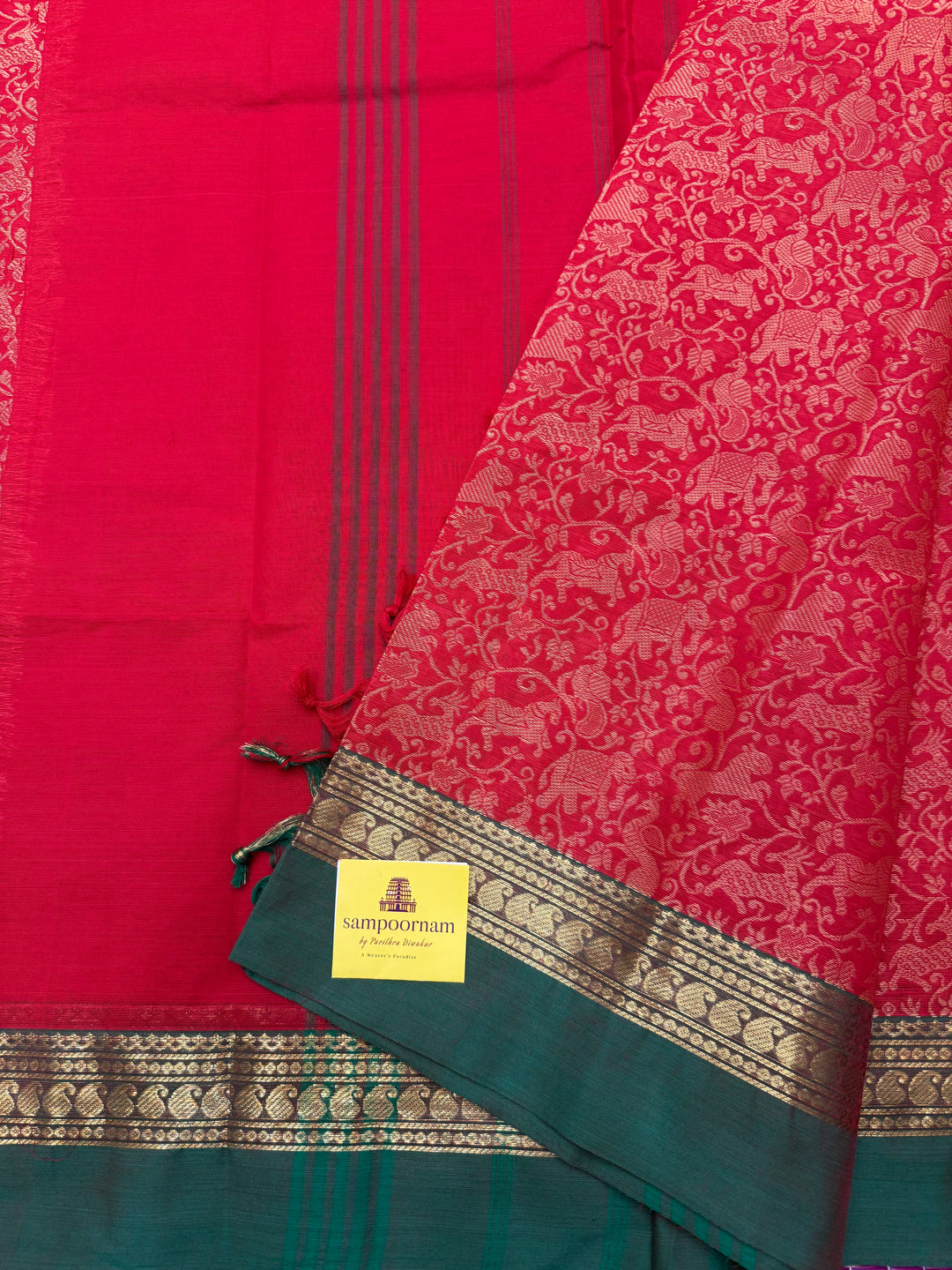 Classic Red with Green , Rich Vanasingaram thread motif in the body , Traditional borders and Plain Pallu Chettinad Cottton Saree