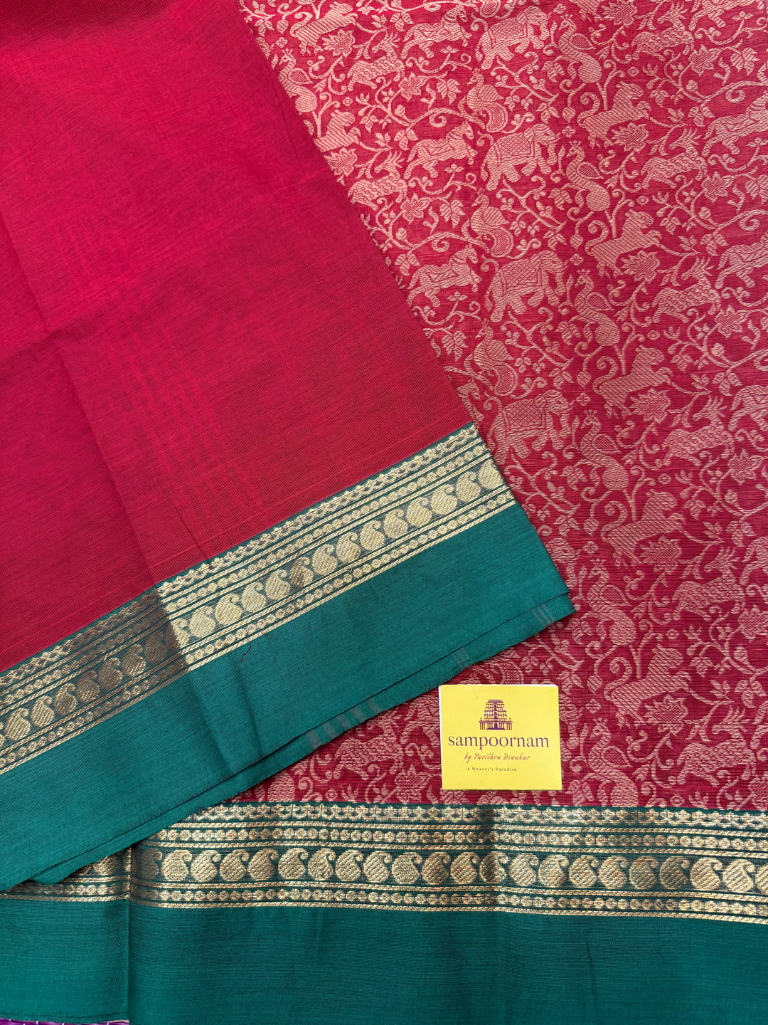 Brick Red with Green , Rich Vanasingaram thread motif in the body , Traditional borders and Plain Pallu Chettinad Cottton Saree
