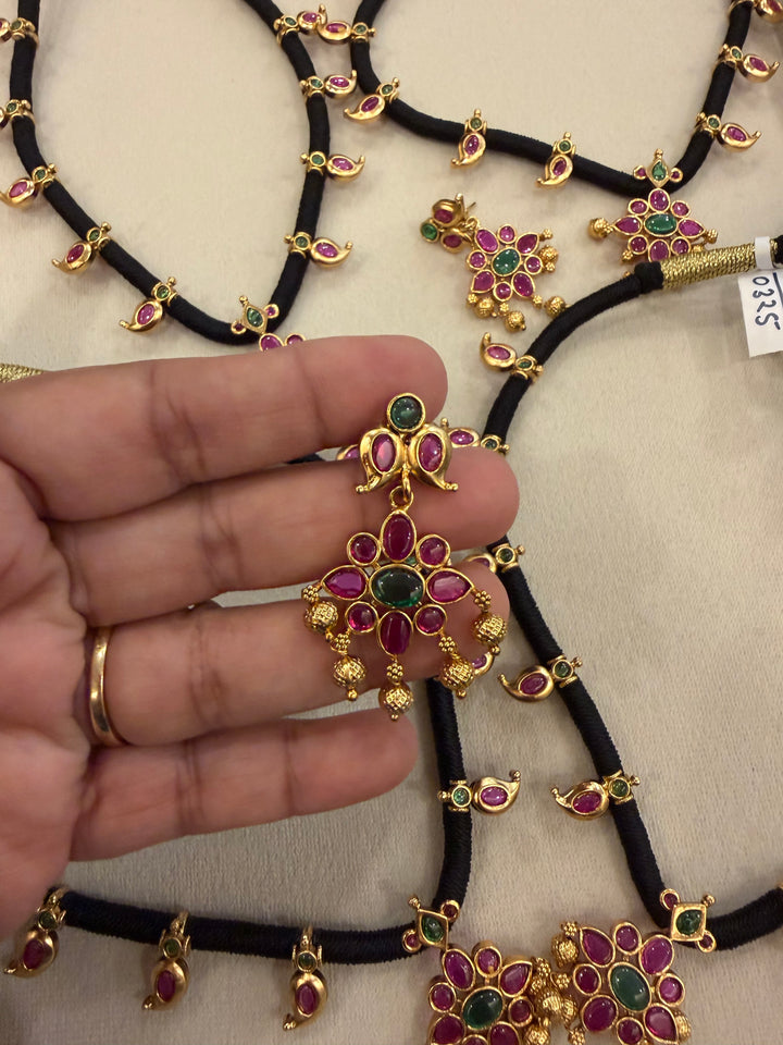 Black-threaded Kemp necklace with a stunning Kemp pendant, mango stone embellishments and matching drop earrings.