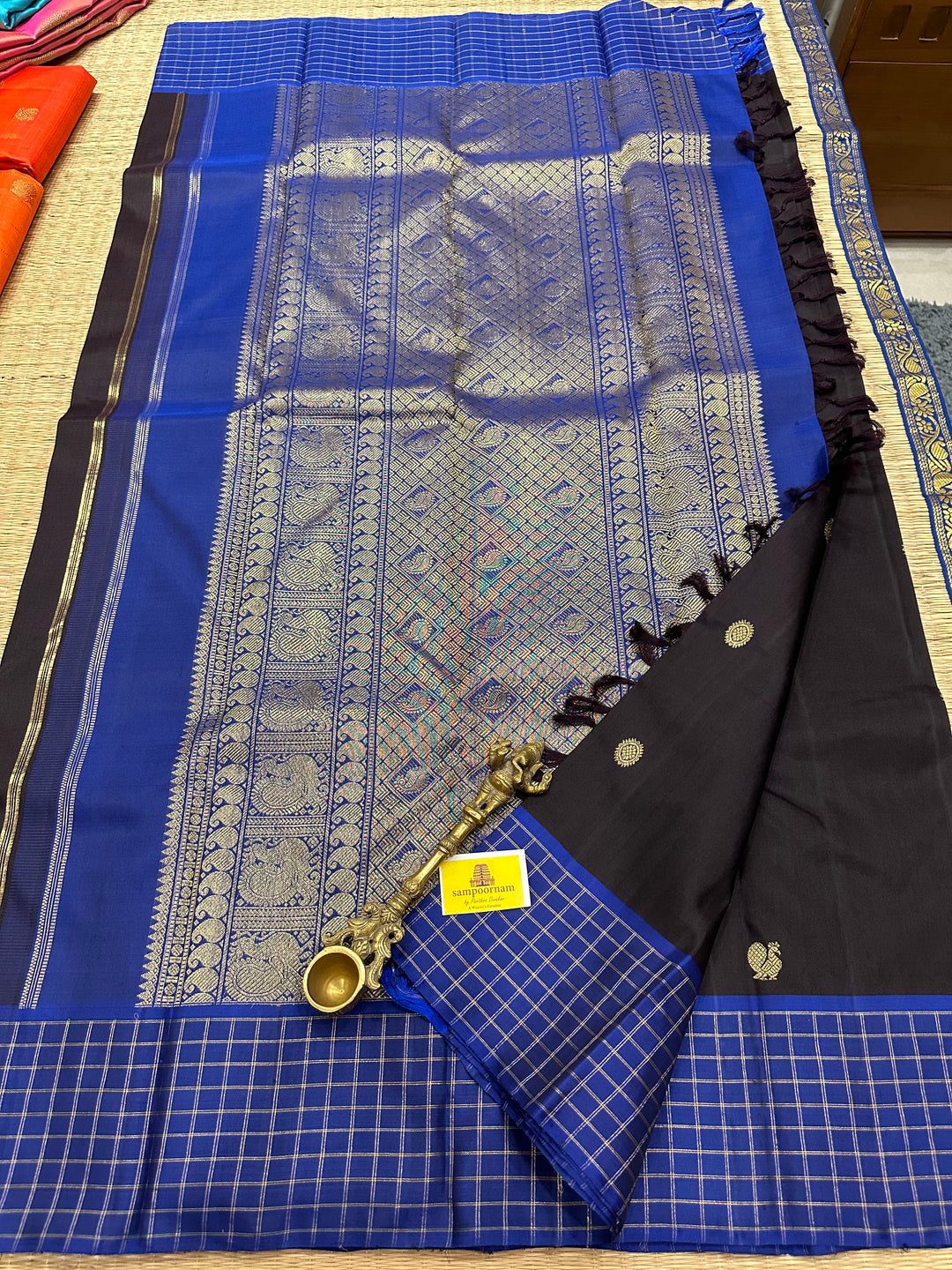 A Classic Beauty Black with Blue Mayil Butta Motif , With Rich Pallu and Kattam Border - Pure Kanjivaram Silk Saree