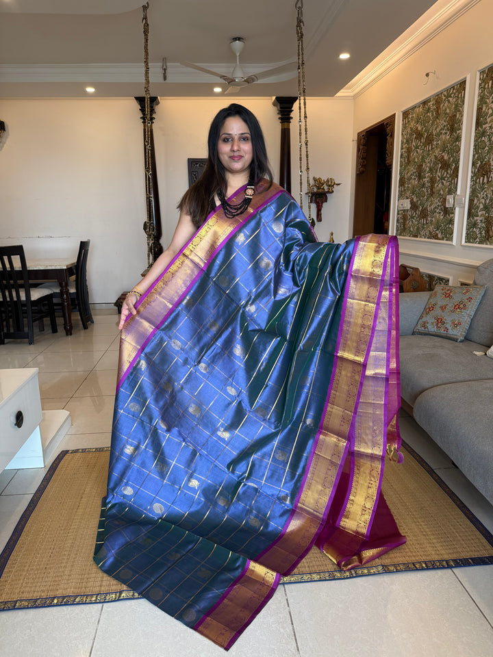 Greyish Blue with Pink  , zari kattam in the body with Mayil and Chakram butta ,traditional borders and rich Pallu Silk Cotton Saree