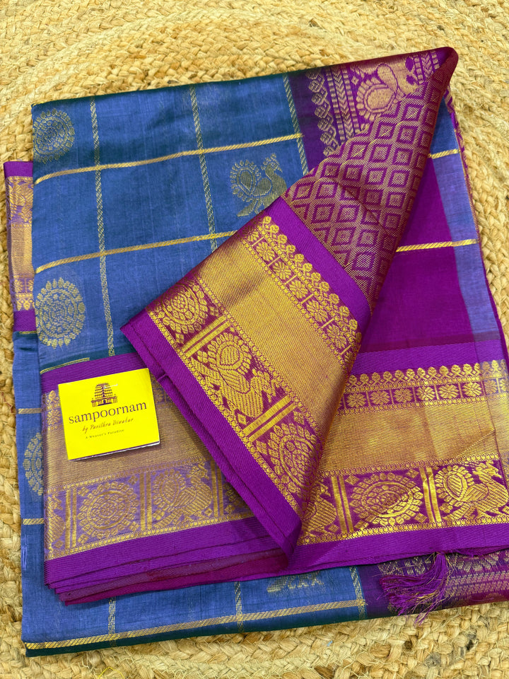 Greyish Blue with Pink  , zari kattam in the body with Mayil and Chakram butta ,traditional borders and rich Pallu Silk Cotton Saree