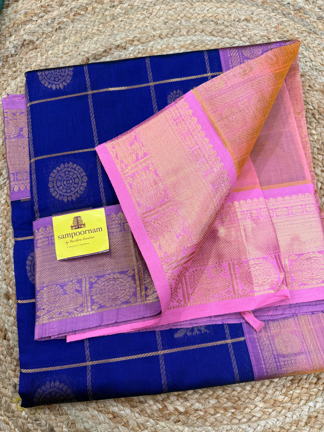 Blue with Baby Pink  , zari kattam in the body with Mayil and Chakram butta ,traditional borders and rich Pallu Silk Cotton Saree