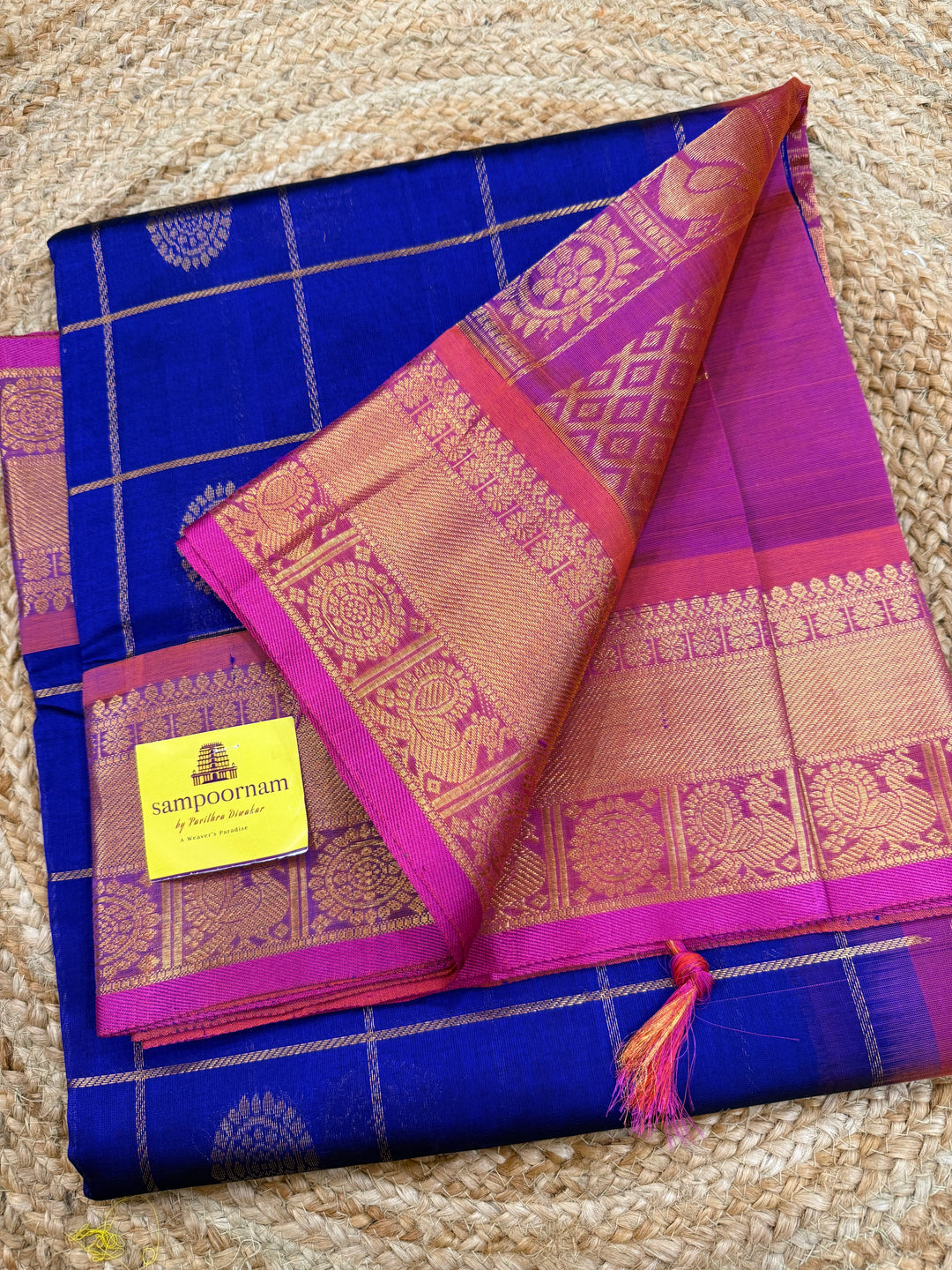 Blue with Dark Pink  , zari kattam in the body with Mayil and Chakram butta ,traditional borders and rich Pallu Silk Cotton Saree