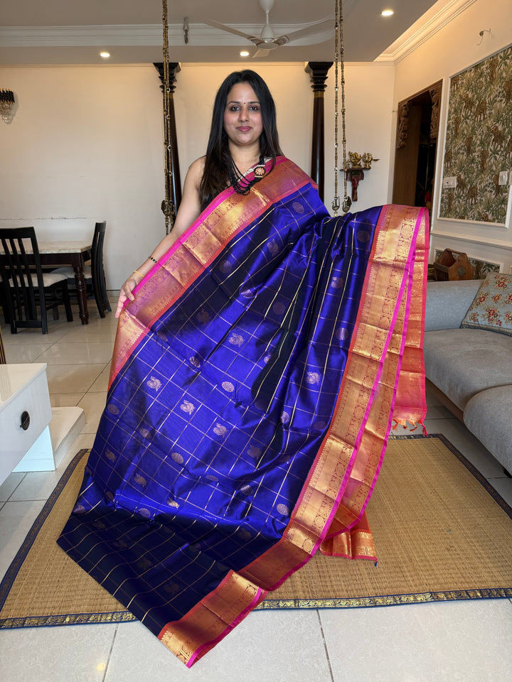Blue with Dark Pink  , zari kattam in the body with Mayil and Chakram butta ,traditional borders and rich Pallu Silk Cotton Saree