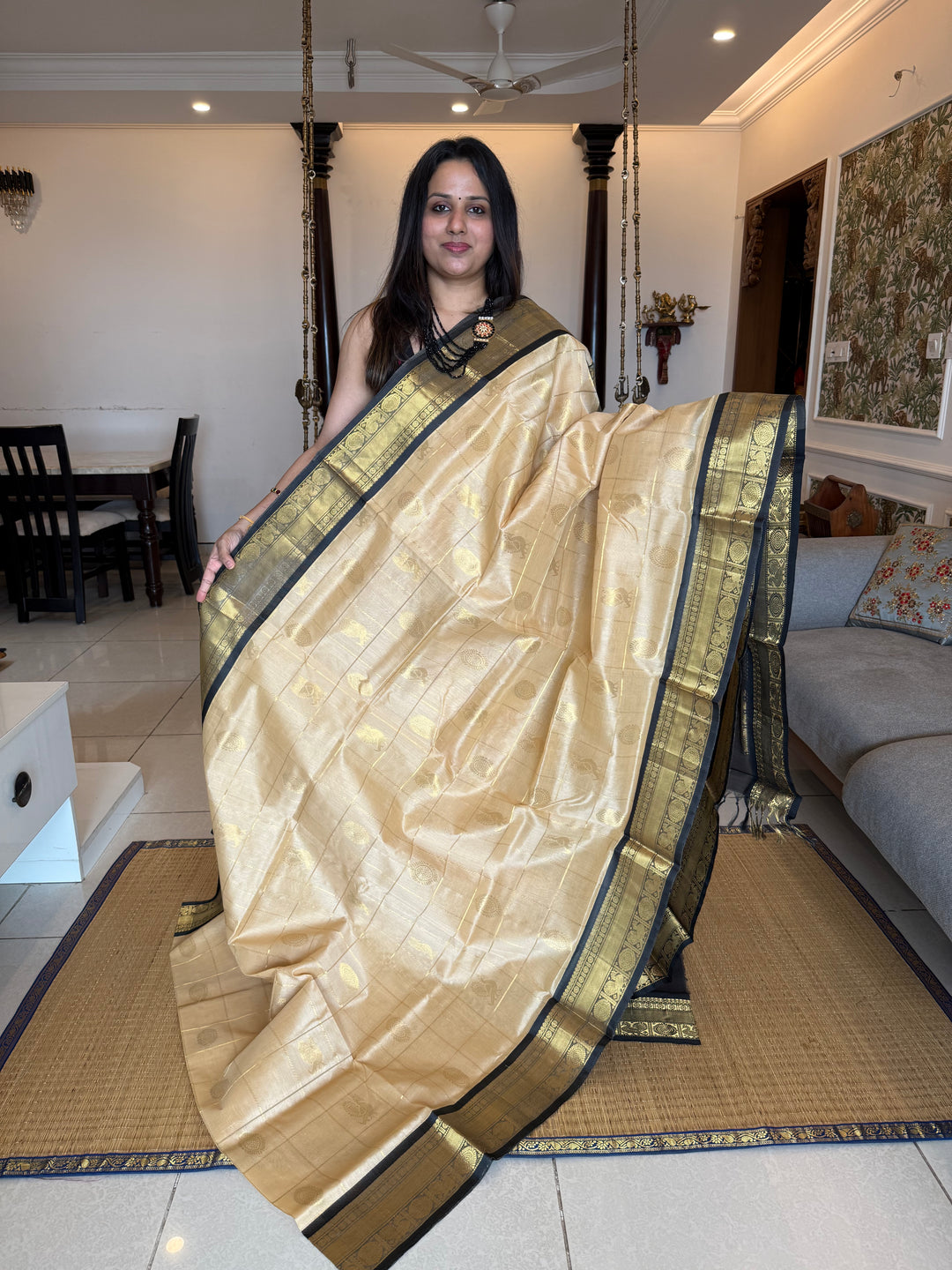Cream with Black  , zari kattam in the body with Mayil and Chakram butta ,traditional borders and rich Pallu Silk Cotton Saree