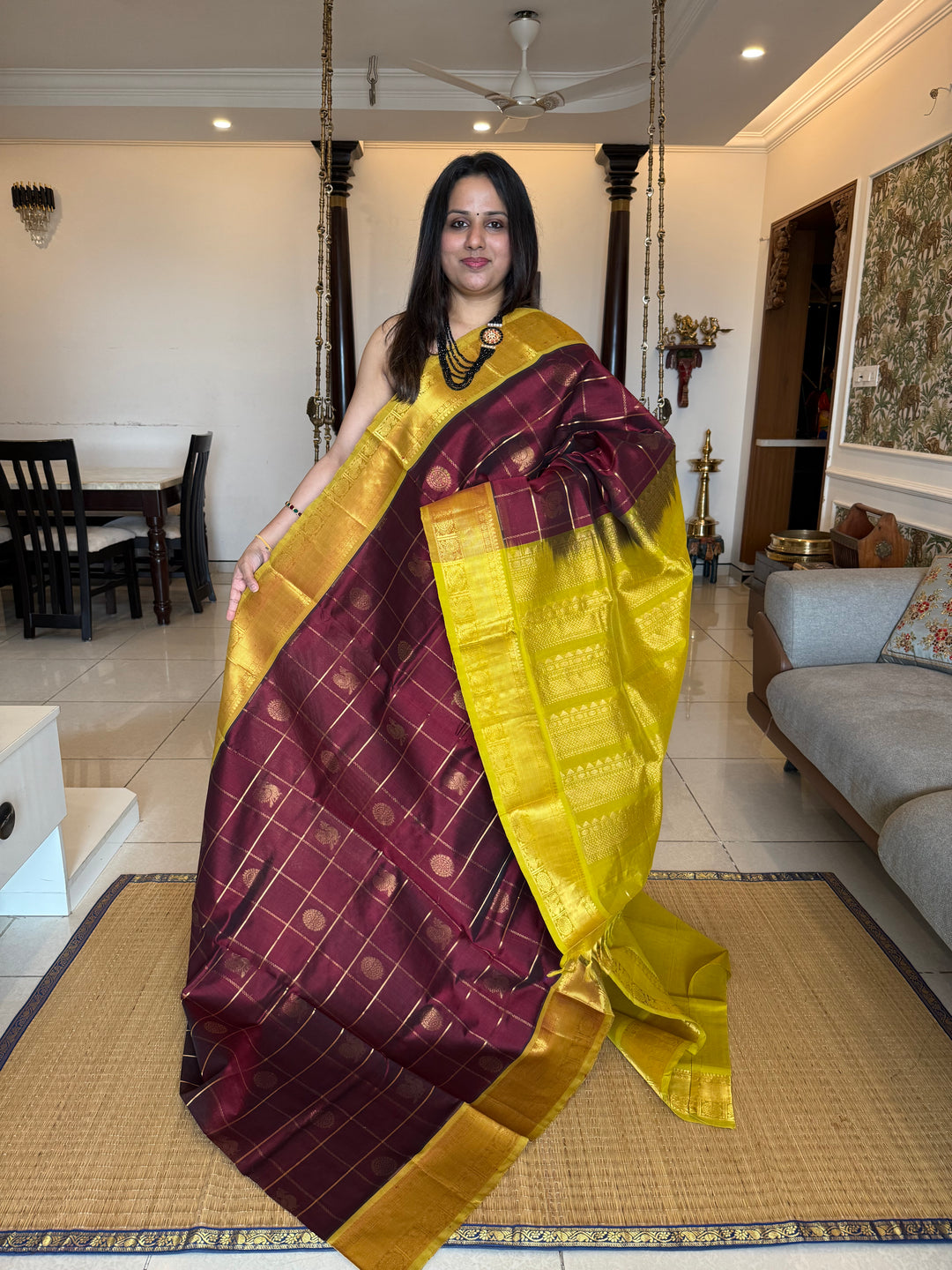 Maroon with Lemon Green  , zari kattam in the body with Mayil and Chakram butta ,traditional borders and rich Pallu Silk Cotton Saree