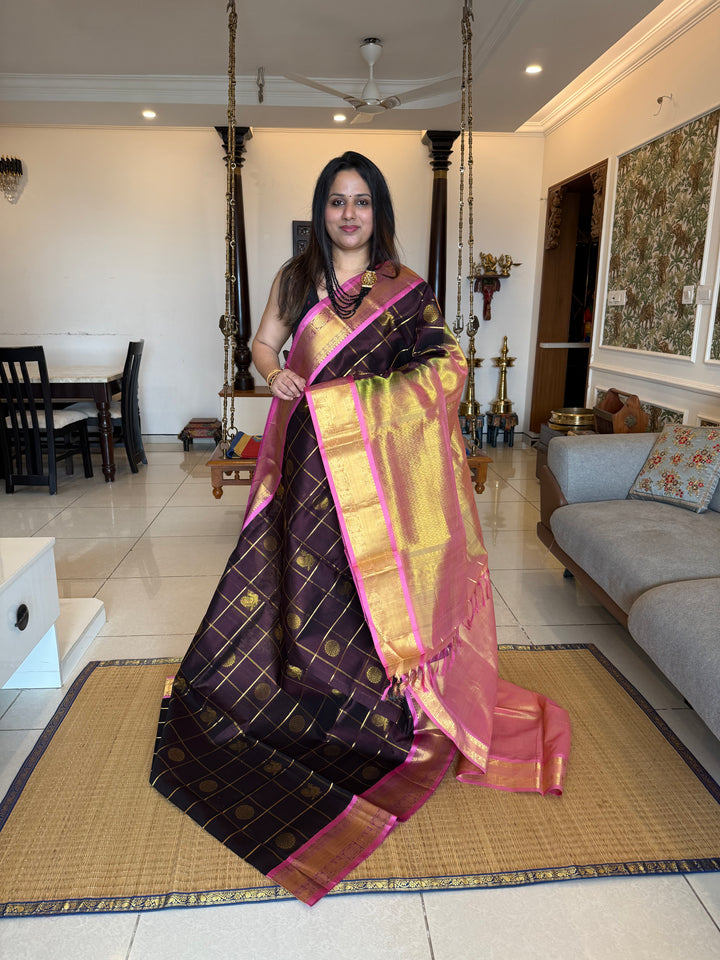 Dark Brown with Peachish Pink colour ,Baby Pink selvedge , zari kattam in the body with Mayil and Chakram butta ,traditional borders and rich Pallu Silk Cotton Saree