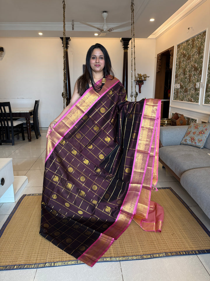 Dark Brown with Peachish Pink colour ,Baby Pink selvedge , zari kattam in the body with Mayil and Chakram butta ,traditional borders and rich Pallu Silk Cotton Saree