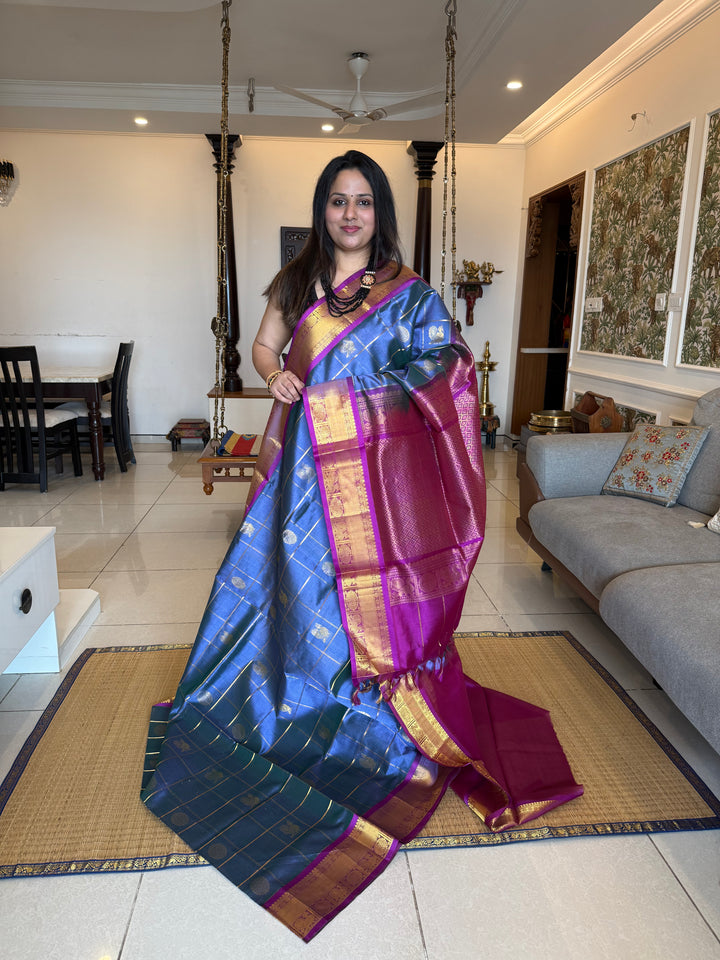 Greyish Blue with Pink  , zari kattam in the body with Mayil and Chakram butta ,traditional borders and rich Pallu Silk Cotton Saree