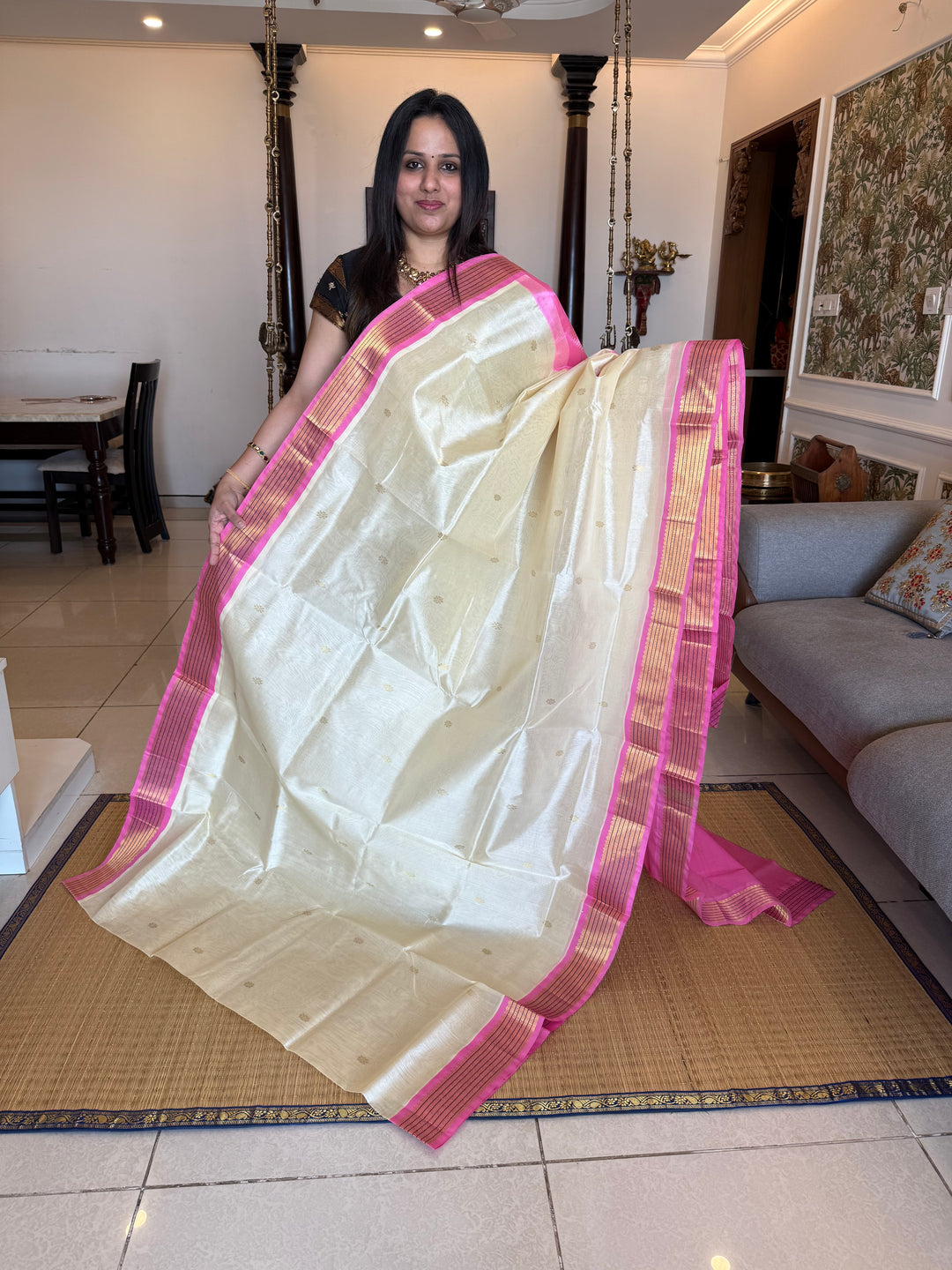 OffWhite with Baby Pink , rich zari butta in the body , traditional borders and rich Pallu Korvai Silk Cotton Saree