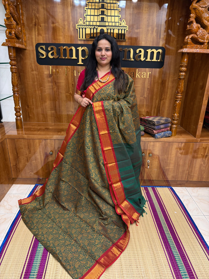 Green with Red , Rich Vanasingaram thread motif in the body , Traditional borders and Plain Pallu Chettinad Cottton Saree