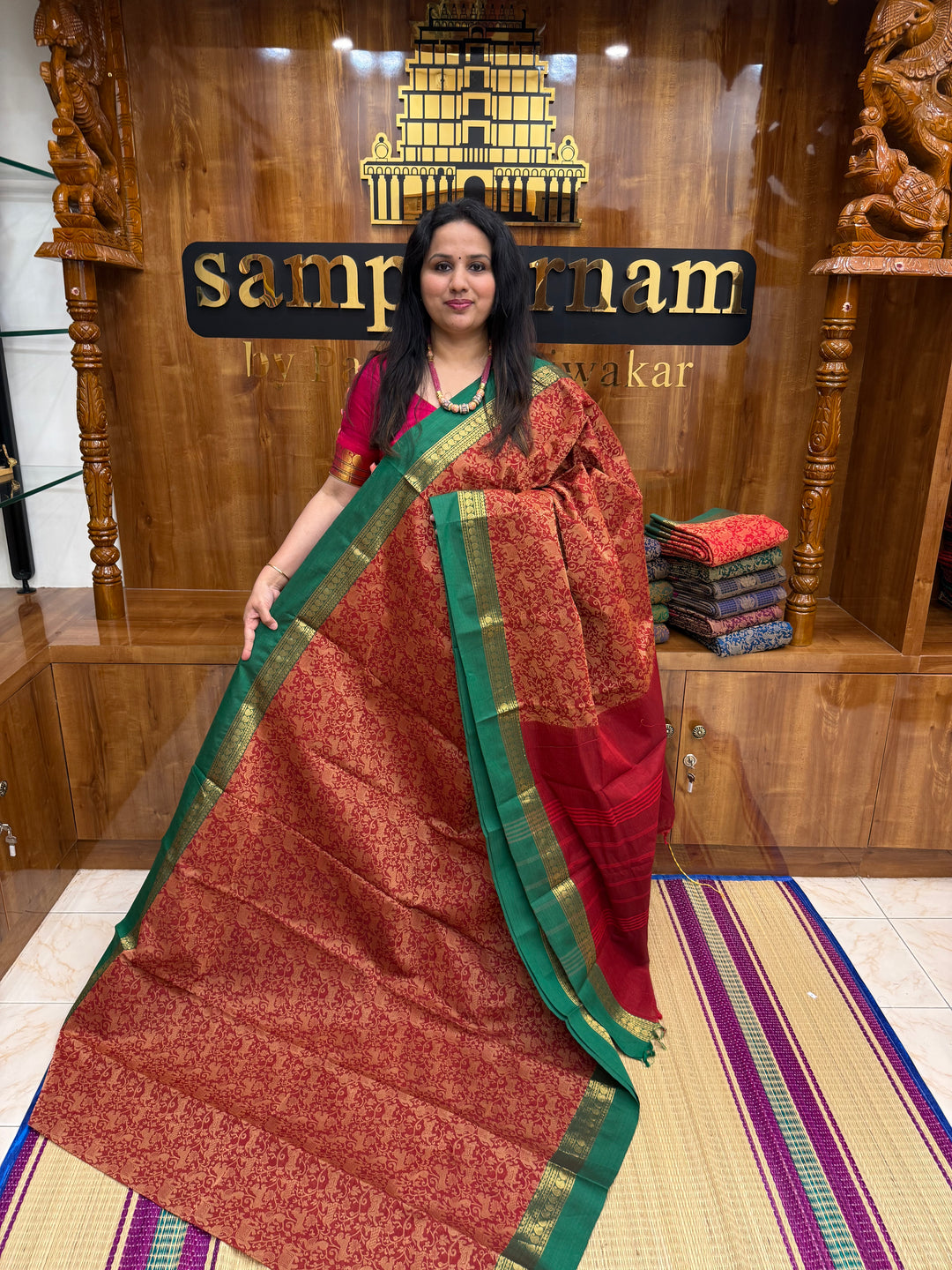 Brick Red with Green , Rich Vanasingaram thread motif in the body , Traditional borders and Plain Pallu Chettinad Cottton Saree