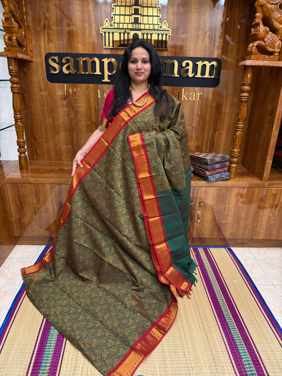 Green with Red , Rich Vanasingaram thread motif in the body , Traditional borders and Plain Pallu Chettinad Cottton Saree