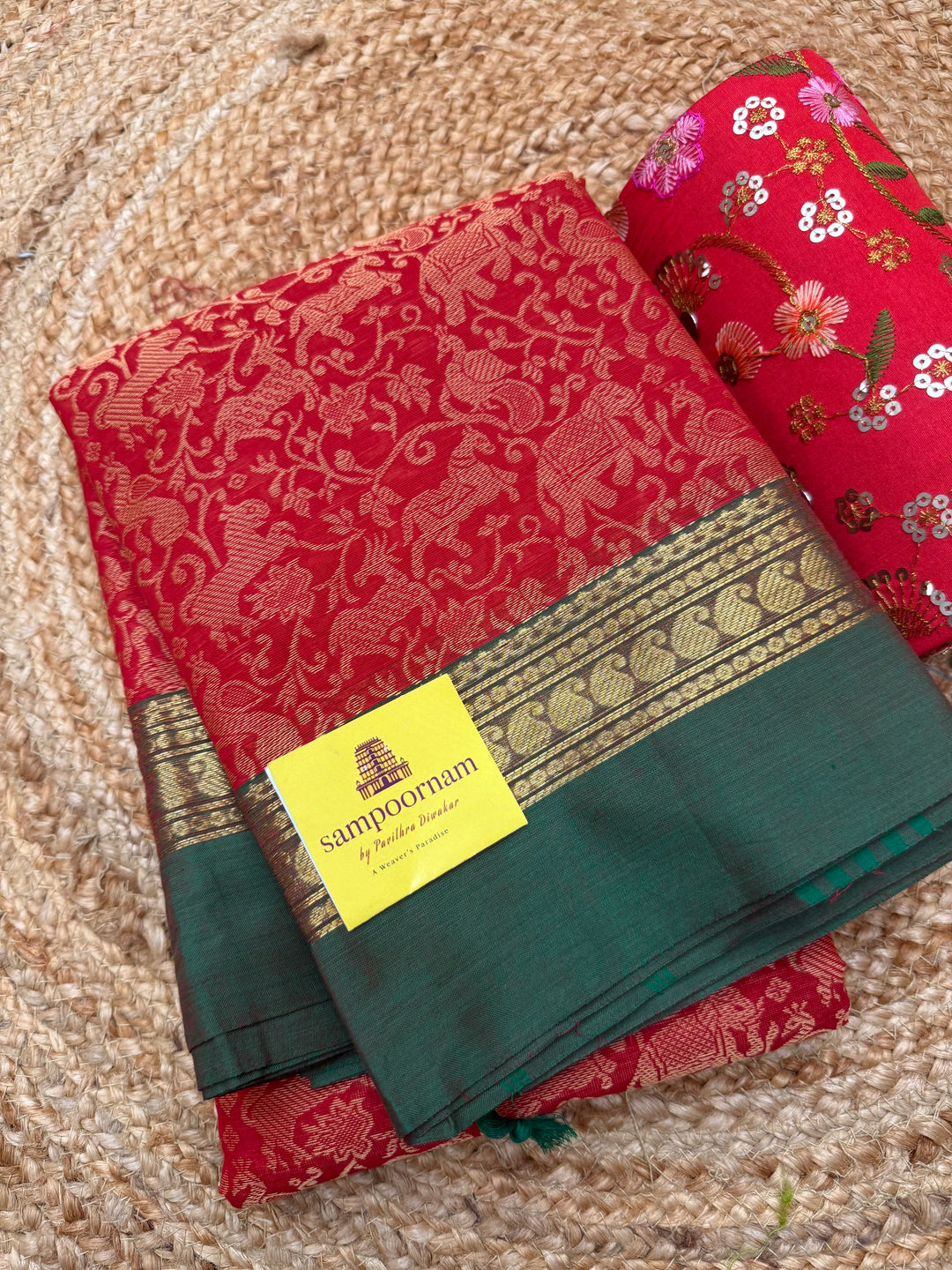 Classic Red with Green , Rich Vanasingaram thread motif in the body , Traditional borders and Plain Pallu Chettinad Cottton Saree