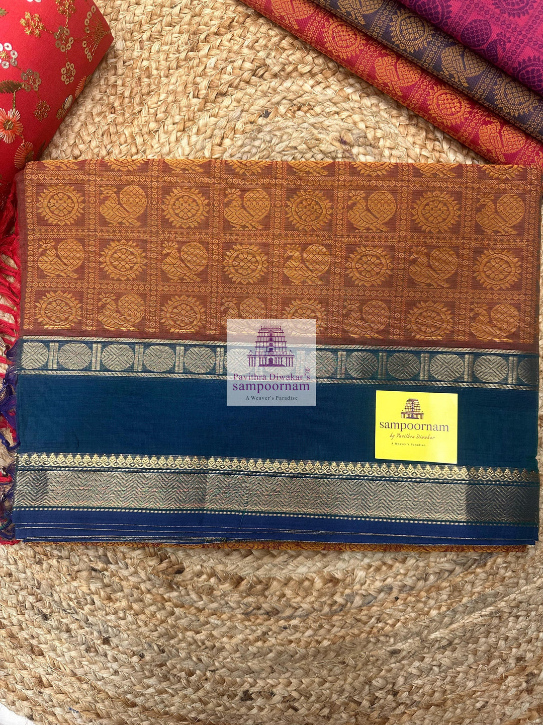 Ochre with Mayilkazhuthu colour , Annam and Chakram thread butta in the body  , rettapet border and Plain  Pallu Chettinad Cotton Sareekazhuthu