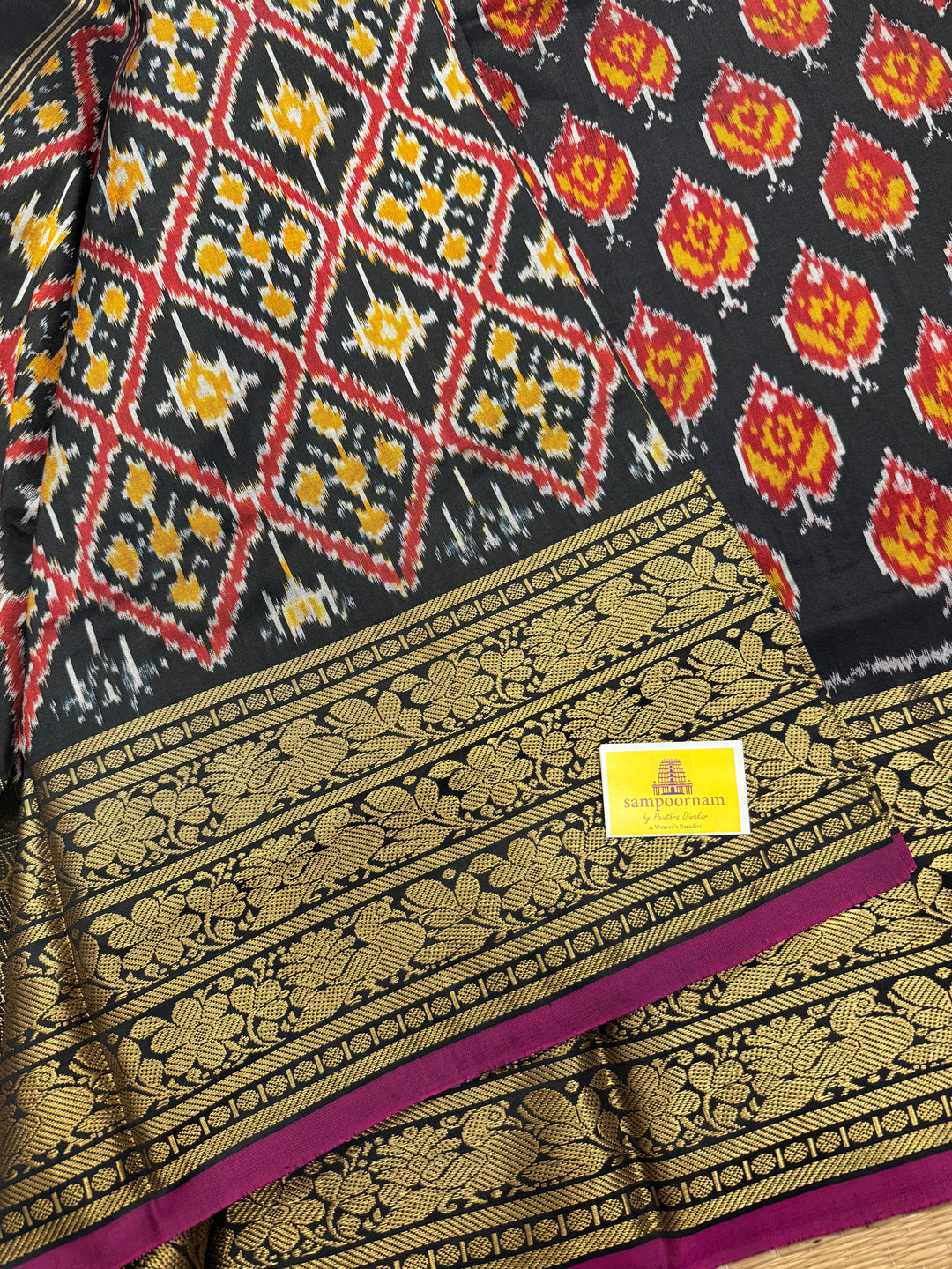 Black with Magenta Selvedge rich Kanchi border , with blouse design and grand Pallu Pochampally Ikkat Silk Saree