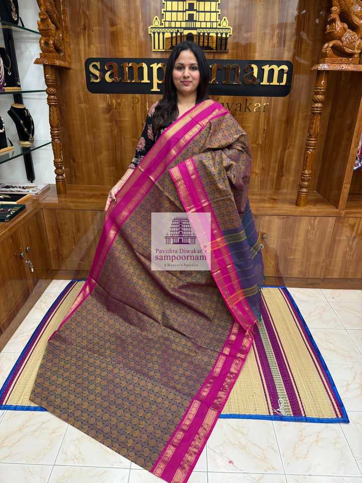 Green with Magenta  , Annam and Chakram thread butta in the body  , rettapet border and Plain  Pallu Chettinad Cotton Saree