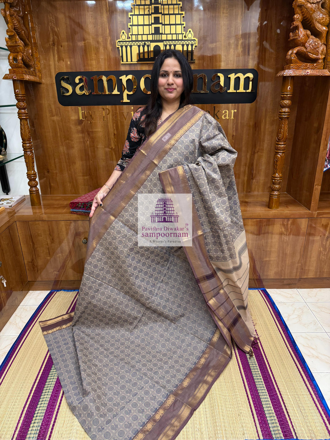 Cream with Grey  , Annam and Chakram thread butta in the body  , rettapet border and plain Pallu Chettinad Cotton Saree