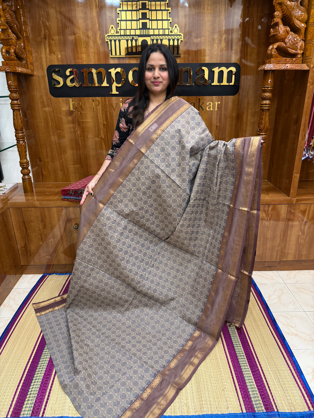 Dark Beige with sandstone   , Annam and Chakram thread butta in the body  , rettapet border and Plain Pallu Chettinad Cotton Saree