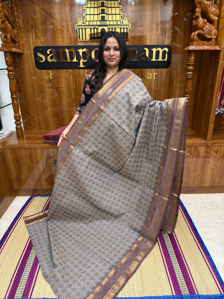 Dark Beige with sandstone   , Annam and Chakram thread butta in the body  , rettapet border and Plain Pallu Chettinad Cotton Saree