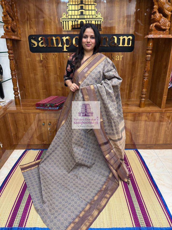 Cream with Grey  , Annam and Chakram thread butta in the body  , rettapet border and plain Pallu Chettinad Cotton Saree