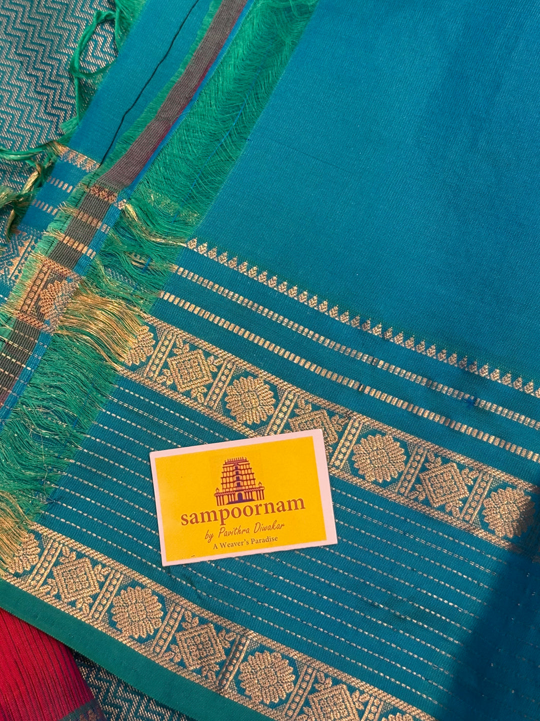 Reddish Pink with Turquoise Blue , rettapet border with Veldhari lines and zari butta in the body and grand  Pallu , pure soft silk saree