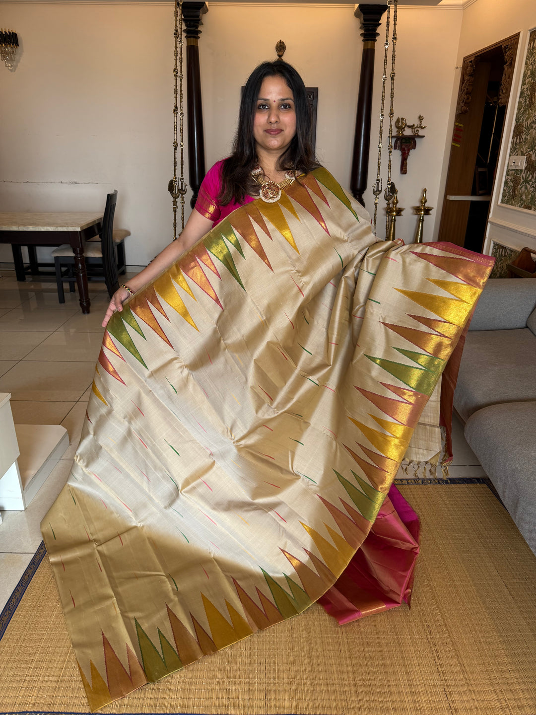 Offwhite with Temple Tissue Borders, Rain Drop Pattern in the Body, Rich Tissue Pallu , Pure Kanjivaram Silk Saree