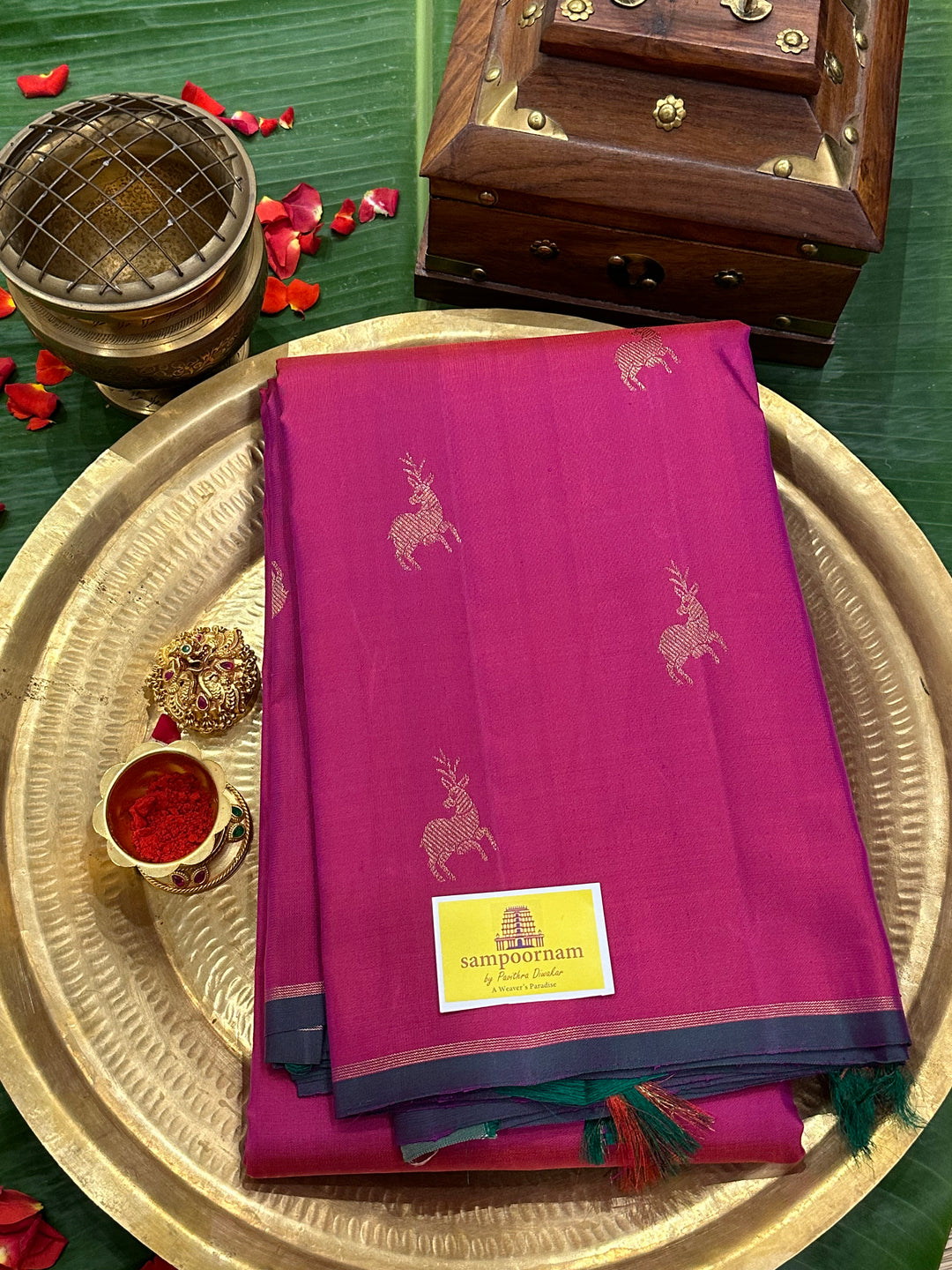 A Very Beautiful Magenta with Mayil Kazhuthu Saree, with Small Deer Zari Motif And Rich Pallu Pure Kanjivaram Silk Saree