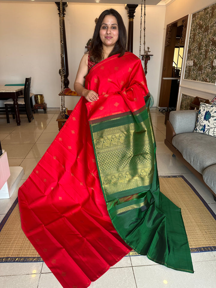 A Beautiful Red with Dark Green , Kolam Zari Motif in the Body and Rich Grand Pallu Pure Kanjivaram Silk Saree