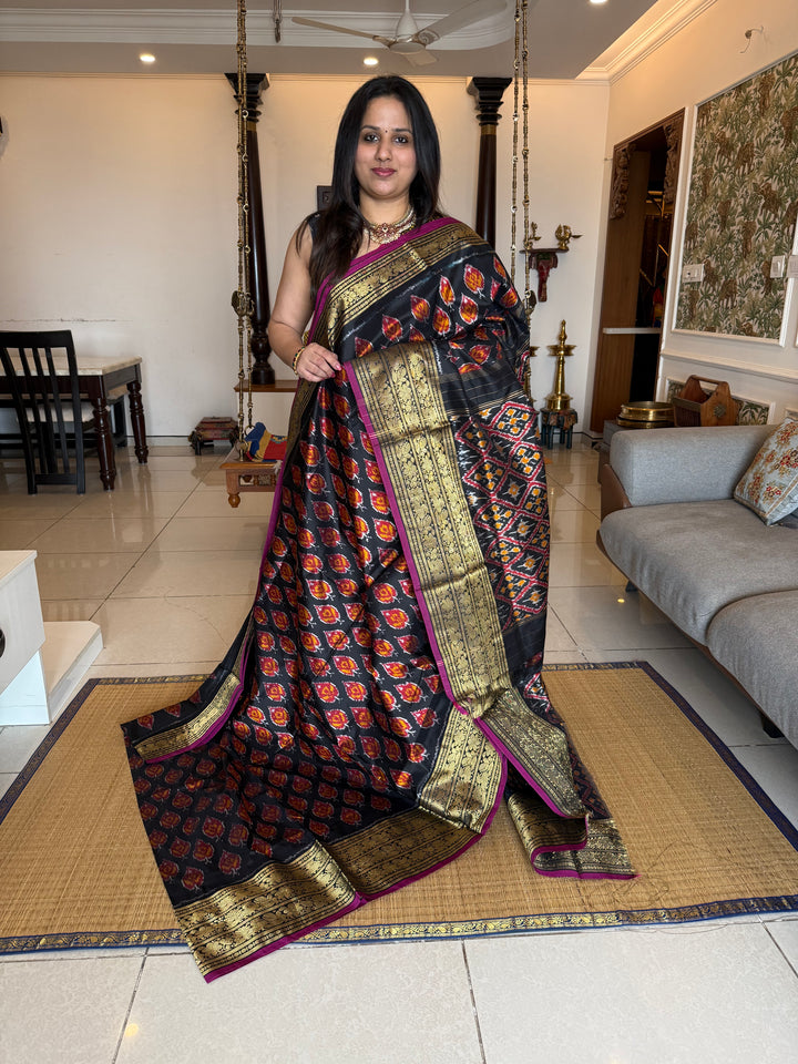 Black with Magenta Selvedge rich Kanchi border , with blouse design and grand Pallu Pochampally Ikkat Silk Saree
