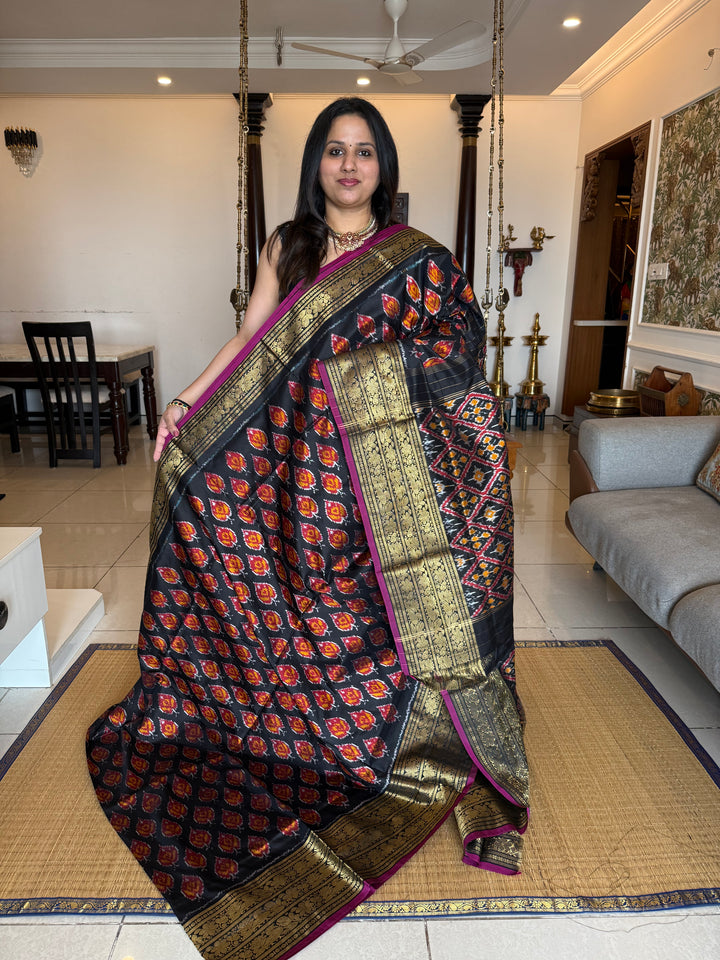 Black with Magenta Selvedge rich Kanchi border , with blouse design and grand Pallu Pochampally Ikkat Silk Saree