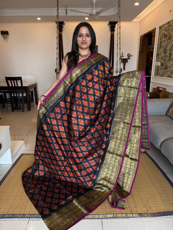 Black with Magenta Selvedge rich Kanchi border , with blouse design and grand Pallu Pochampally Ikkat Silk Saree