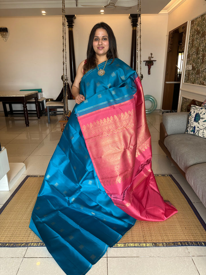 A Classic Blue with Onion Pink Saree with Kolam Zari Motif in Body And Rich Pallu Pure Kanjivaram Silk Saree