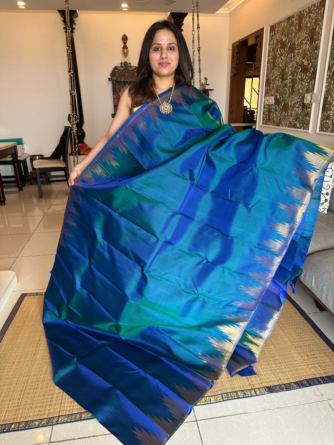 A Traditional Mayilkazhuthu Colour, Rich temple Border And Rich Tissue Pallu Pure Kanjivaram Silk Saree