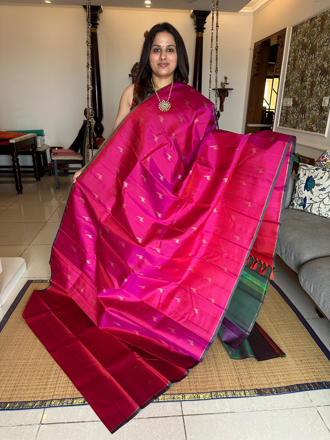 A Very Beautiful Magenta with Mayil Kazhuthu Saree, with Small Deer Zari Motif And Rich Pallu Pure Kanjivaram Silk Saree