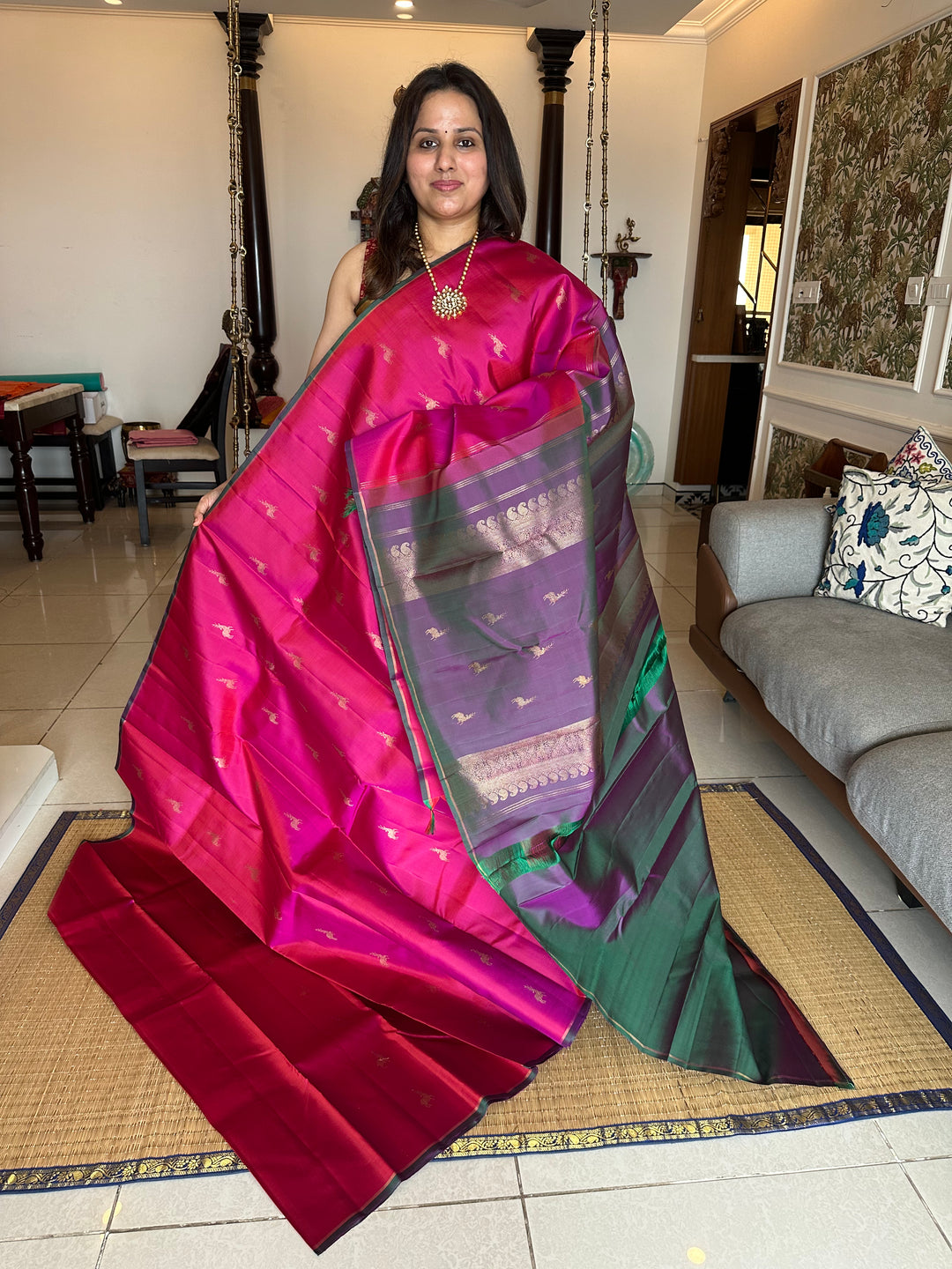 A Very Beautiful Magenta with Mayil Kazhuthu Saree, with Small Deer Zari Motif And Rich Pallu Pure Kanjivaram Silk Saree