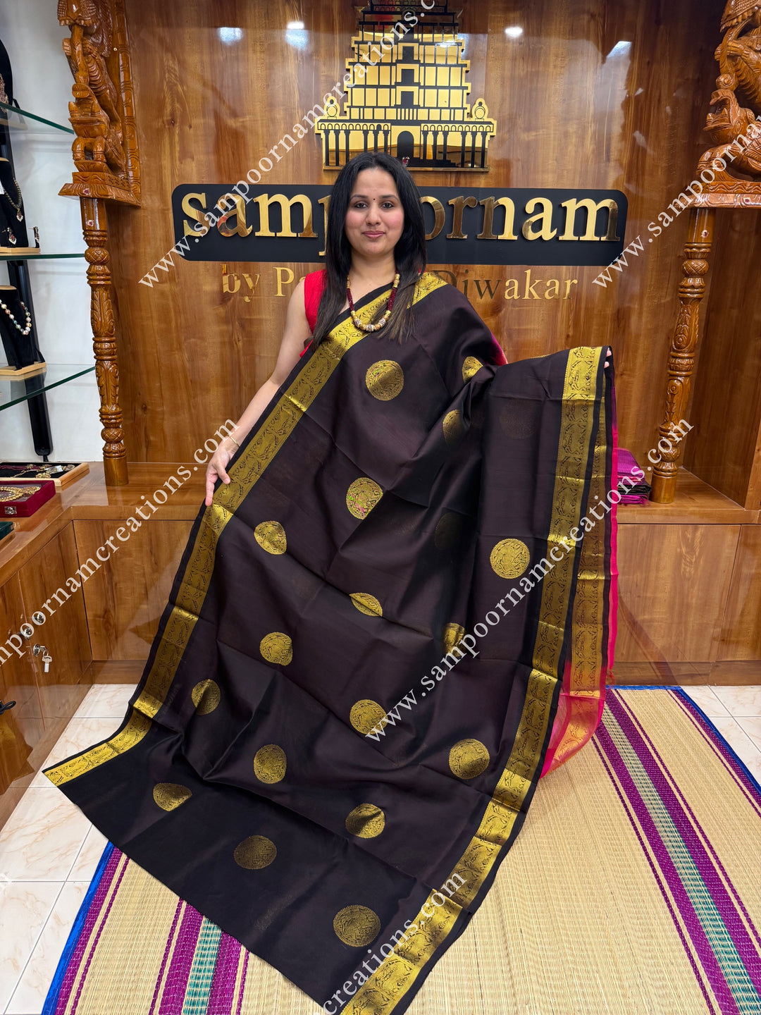 Dark Brown with Pink , Round Yazhi Zari motif in the body , traditional borders and rich Pallu Silk Cotton Saree