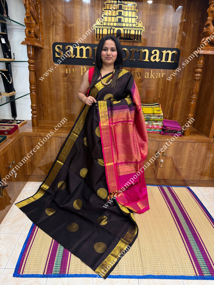 Dark Brown with Pink , Round Yazhi Zari motif in the body , traditional borders and rich Pallu Silk Cotton Saree