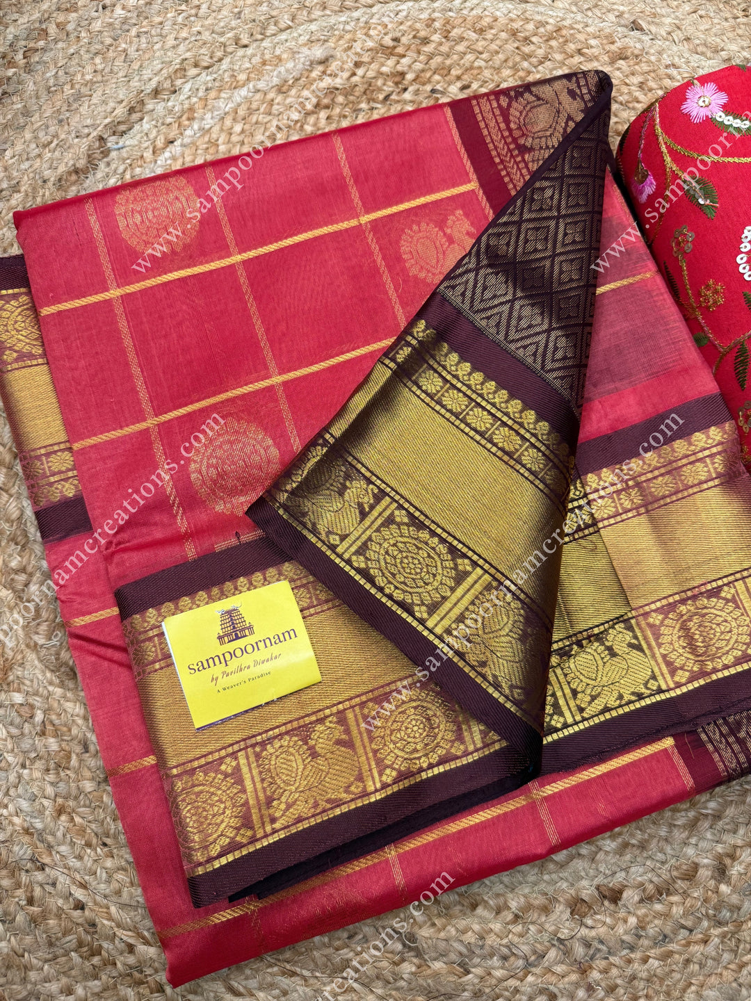 Rich Rouge with  Arakku , rich Zari checks in the body , Mayil and Chakram rich butta in the body , one side Long traditional border rich Pallu Silk Cotton Saree